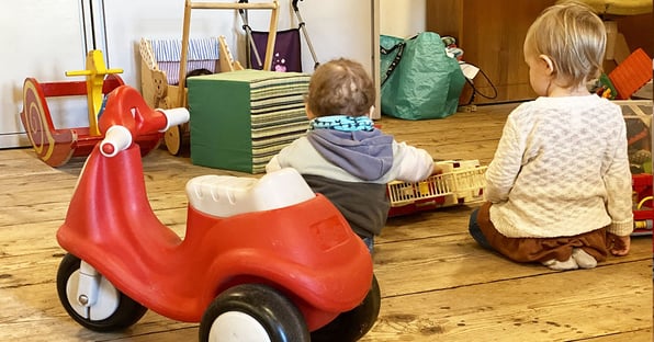 Kleine Bruder nimmt der Schwester das Feuerwehrauto weg.
