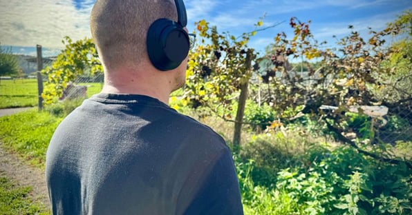 Klient der Therapie Bülach schaut in die Ferne - der strukturierte Alltag gibt ihm Halt