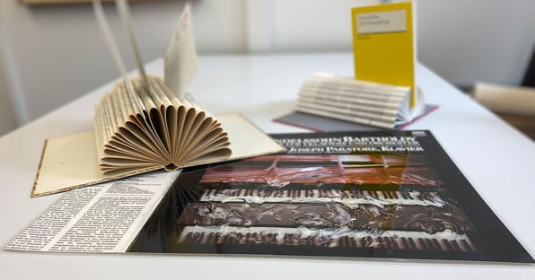 Bücher und Plakate wurden im Arche Brockenhaus Upcycling-Event aufgewertet.