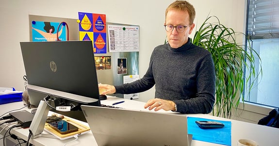 Prof. Dr. Philip Bruggmann am Schreibtisch