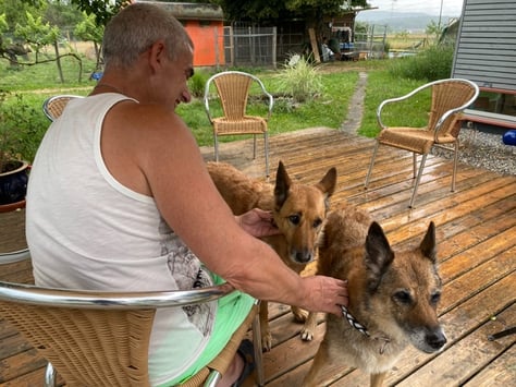 Ein Bild, das Hund, draußen, Boden, Person enthält.</p>
<p>Automatisch generierte Beschreibung