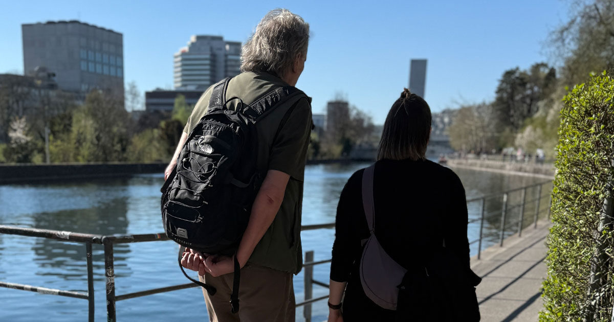 Markus und unsere Praktikantin vom Arche Wohnen schlendern am Letten entlang. Der letzten Station vom Rundgang der Letten-Schliessung vor 30 Jahren.